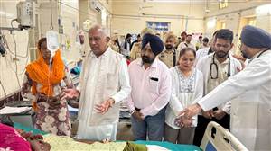 ਪਿੰਡ ਅਲੀਸ਼ੇਰ ਹਾਦਸੇ ਦੇ ਜ਼ਖ਼ਮੀ ਮਨਰੇਗਾ ਵਰਕਰਾਂ ਦਾ ਕੈਬਨਿਟ ਮੰਤਰੀਆਂ ਬਰਿੰਦਰ ਗੋਇਲ ਤੇ ਡਾ. ਬਲਬੀਰ ਸਿੰਘ ਨੇ ਰਜਿੰਦਰਾ ਹਸਪਤਾਲ ਵਿਖੇ ਜਾਣਿਆ ਹਾਲ-ਚਾਲ