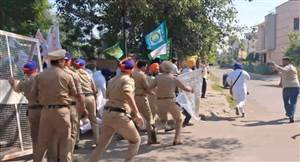 Parvinder Jhota Murder Case : ਜਨਤਕ ਜਥੇਬੰਦੀਆਂ ਵਲੋਂ ਪੰਜਾਬ ਭਰ ’ਚ ਮੰਤਰੀਆਂ ਤੇ ਵਿਧਾਇਕਾਂ ਦੇ ਘਰਾਂ ਅੱਗੇ ਧਰਨੇ ਪ੍ਰਦਰਸ਼ਨ, ਮੁੱਖ ਮੰਤਰੀ ਤੇ ਡੀਜੀਪੀ ਦੇ ਅਸਤੀਫ਼ੇ ਦੀ ਮੰਗ