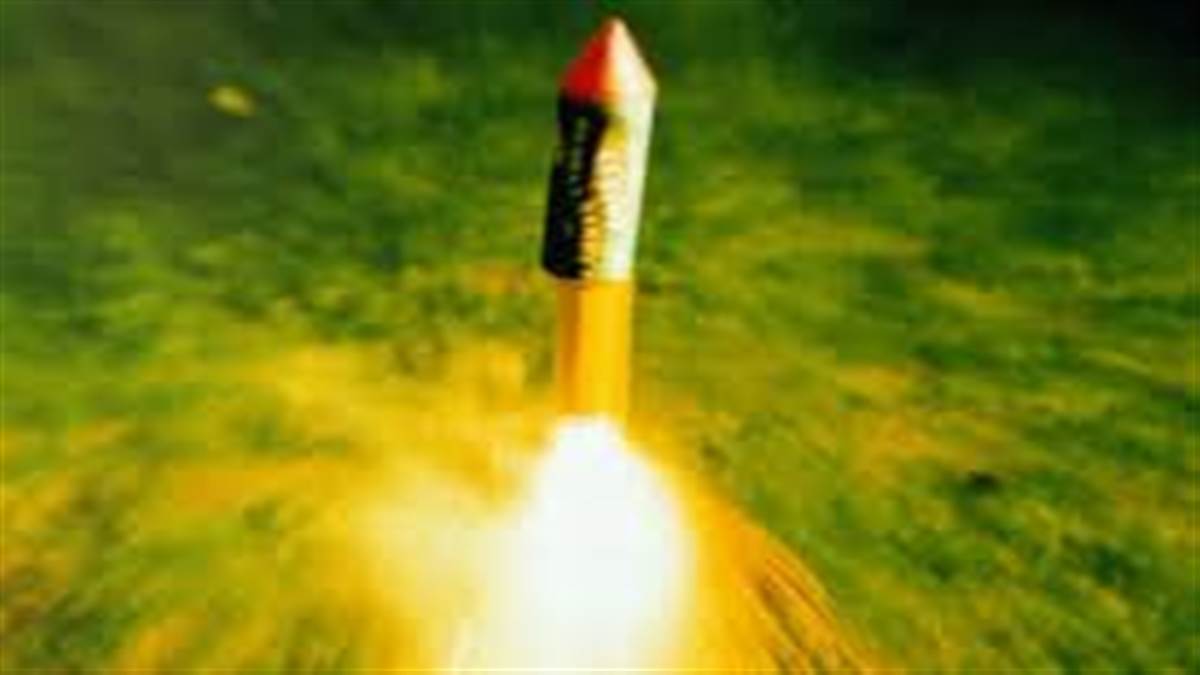 Pop Rockets Explode ਅਧਿਆਪਕ ਦੀ ਗਰਦਨ 'ਚ ਫਟਿਆ ਰਾਕੇਟ ਬੰਬ, ਘਰ ਦੇ ਬਾਹਰ ਬੱਚੇ ਕਰ ਰਹੇ ਸਨ ਆਤਿਸ਼ਬਾਜ਼ੀ ...
