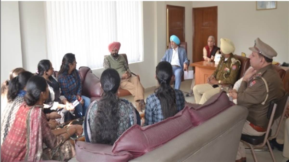 ਐਮਜੀਐਮ ਸਕੂਲ ਦੇ ਮੁਅਤਲ ਕੀਤੇ ਅਧਿਆਪਕਾਂ ਨੇ ਵਿਦਿਆਰਥੀਆਂ ਨੂੰ ਨਾਲ ਲੈ ਕੇ ਕੀਤਾ ਪ੍ਰਦਰਸ਼ਨ