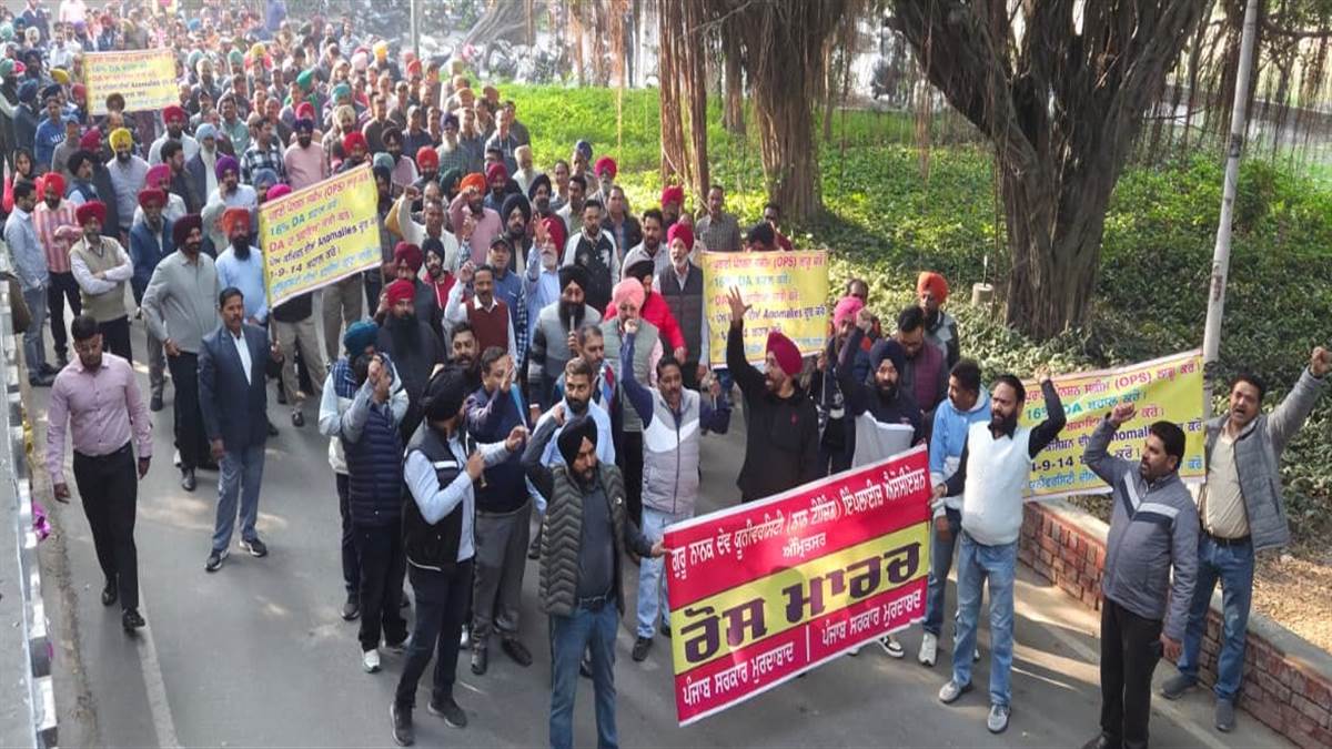 ਜੀਐੱਨਡੀਯੂ ਨਾਨ-ਟੀਚਿੰਗ ਨੇ ਸਰਕਾਰ ਖ਼ਿਲਾਫ਼ ਕੱਢਿਆ ਰੋਸ ਮਾਰਚ