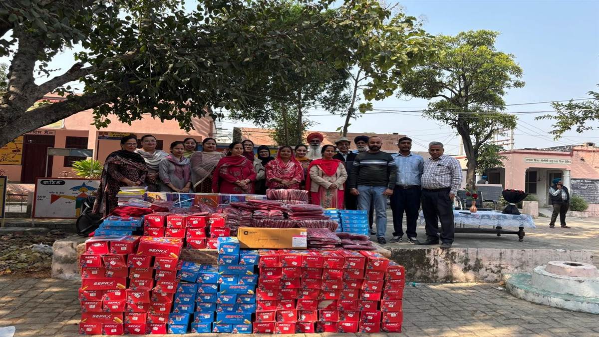 ਬੱਚਿਆਂ ਨੂੰ ਬੂਟ ਜੁਰਾਬਾਂ ਤੇ ਪੜ੍ਹਣ ਸਮੱਗਰੀ ਵੰਡੀ