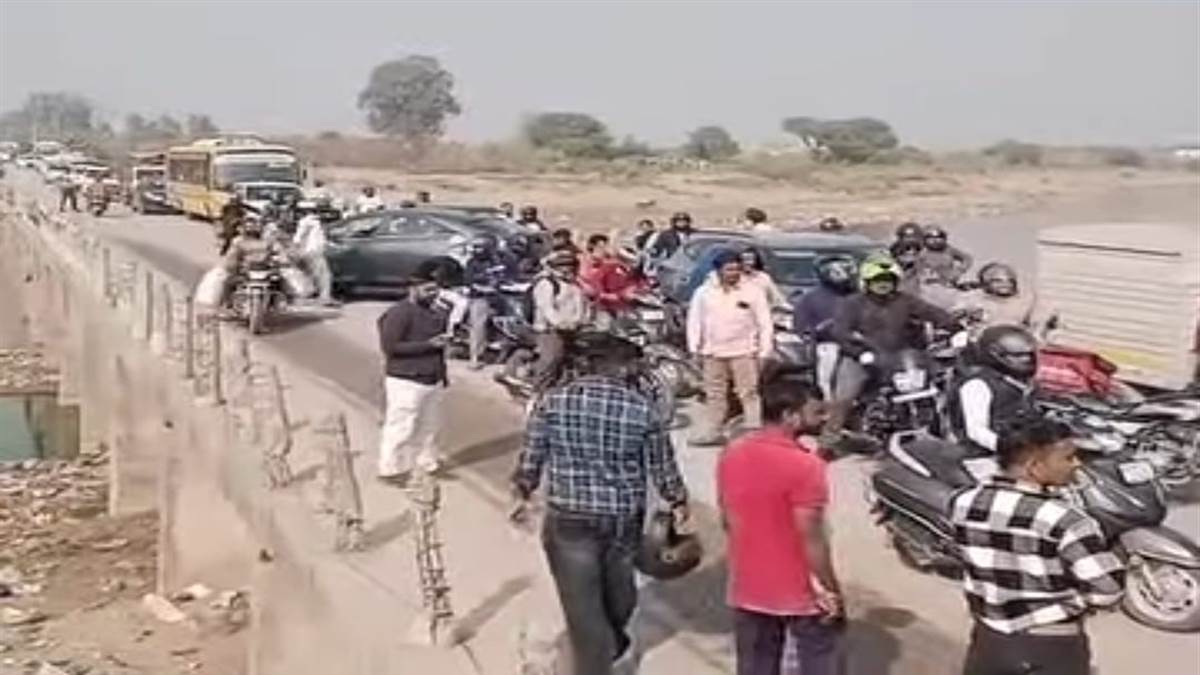 ਘੱਗਰ ਦੇ ਕਾਜਵੇ 'ਤੇ ਫਸੀ ਟਰੈਕਟਰ-ਟਰਾਲੀ, ਲੱਗਾ ਜਾਮ