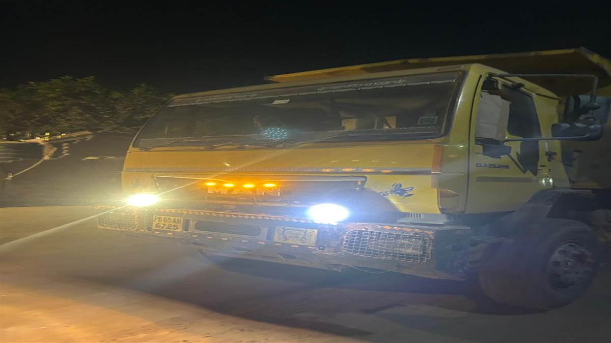 ਪਿੰਡ ਸੁੰਡਰਾ 'ਚ ਧੜੱਲੇ ਨਾਲ ਨਾਜਾਇਜ਼ ਮਾਈਨਿੰਗ: ਰਾਤ ਨੂੰ ਸੜਕਾਂ 'ਤੇ ਟਿੱਪਰਾਂ ਦਾ ਹੜ੍ਹ, ਪ੍ਰਸ਼ਾਸਨ ਅਣਜਾਣ