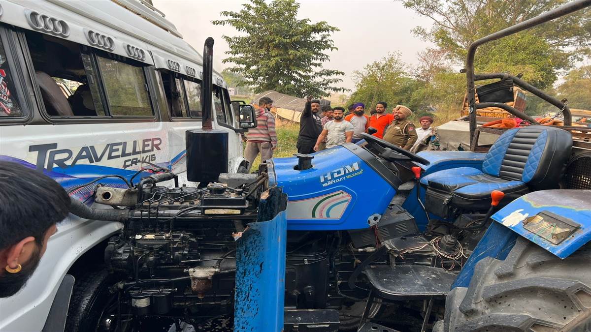 ਟਰੈਕਟਰ-ਟਰਾਲੀ ਦੀ ਟੱਕਰ ਨਾਲ ਟੈਂਪੂ ਟਰੈਵਲ ਨੁਕਸਾਨੀ, ਜਾਨੀ ਬਚਾਅ