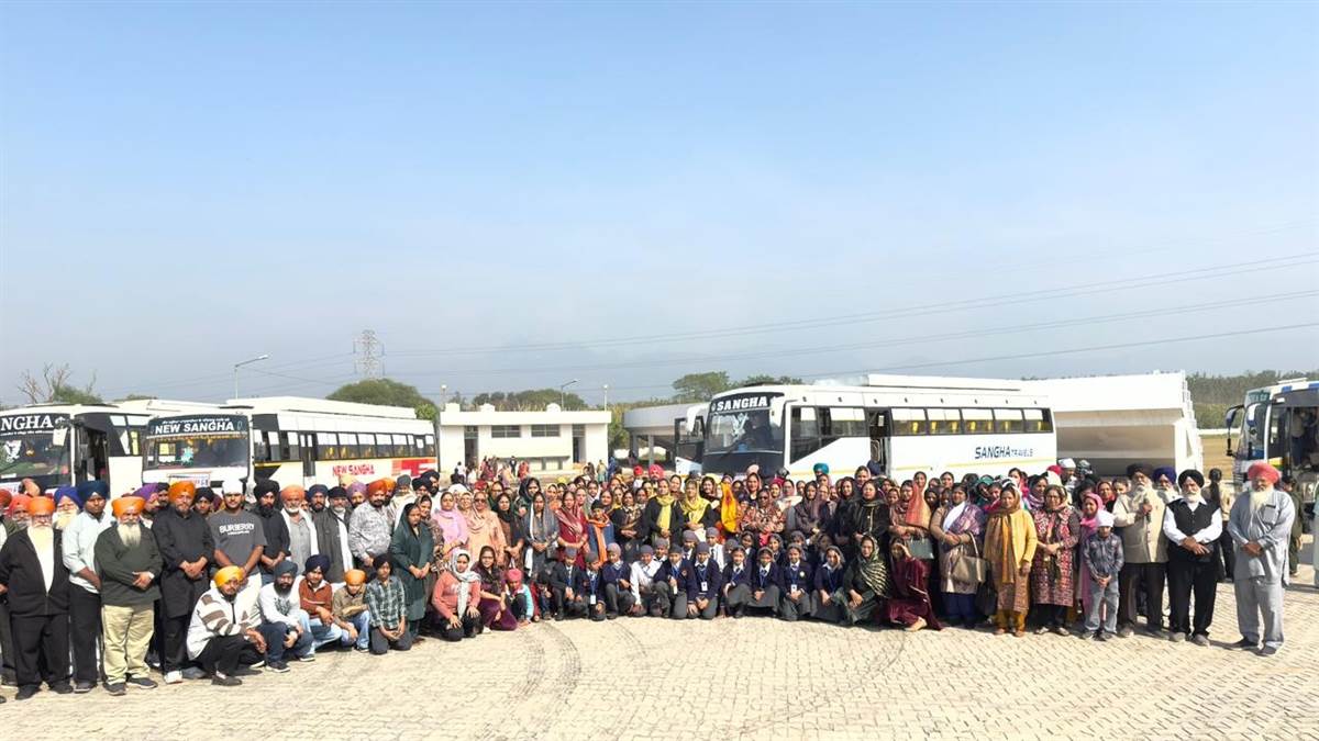 ਜਲੰਧਰ ਦੀਆਂ ਸੰਗਤਾਂ ਗੁਰਦੁਆਰਾ ਸੀਸਗੰਜ ਸਾਹਿਬ ਵਿਖੇ ਨਤਮਸਤਕ