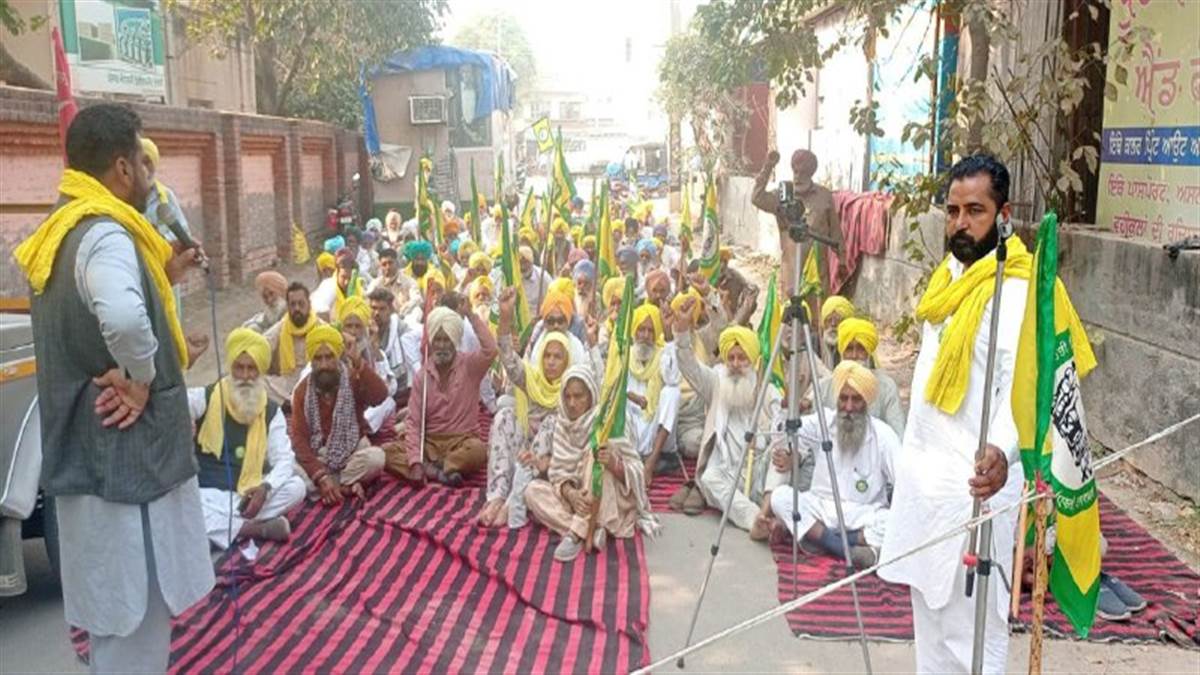 ਹੱਕੀ ਮੰਗਾਂ ਲਈ ਕਿਸਾਨਾਂ ਦਾ ਅਣਮਿਥੇ ਸਮੇਂ ਦਾ ਰੋਸ ਧਰਨਾ ਦੂਜੇ ਦਿਨ ਵੀ ਜਾਰੀ