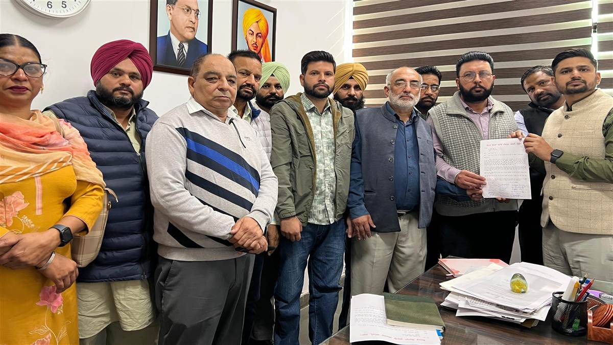 ਸਿਹਤ ਸੇਵਾਵਾਂ ਦਾ ਖੇਤਰ ਨਿੱਜੀ ਹੱਥਾਂ ’ਚ ਦੇਣ ਦੀਆਂ ਚਾਲਾਂ ਵਿਰੁੱਧ ਦਿੱਤਾ ਮੰਗ ਪੱਤਰ