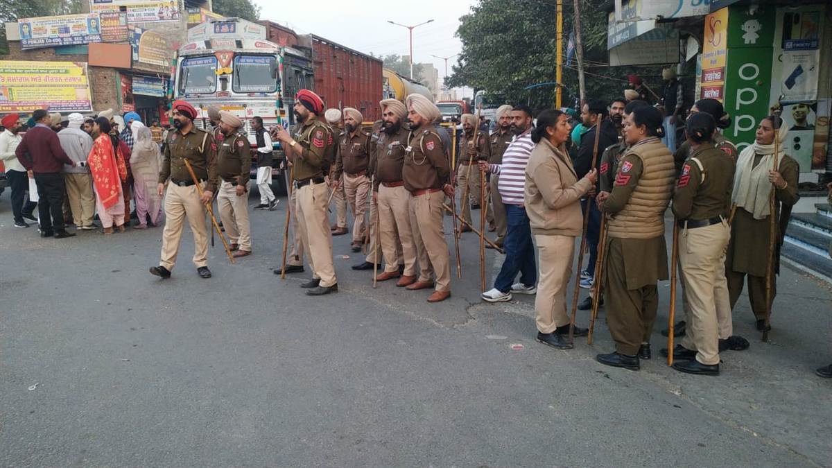 ਨੌਜਵਾਨ ਦੇ ਕਤਲ ਮਾਮਲੇ ’ਚ ਪਿੰਡ ਵਾਸੀਆਂ ਦਾ ਮੁੱਖ ਚੌਕ ’ਚ ਧਰਨਾ