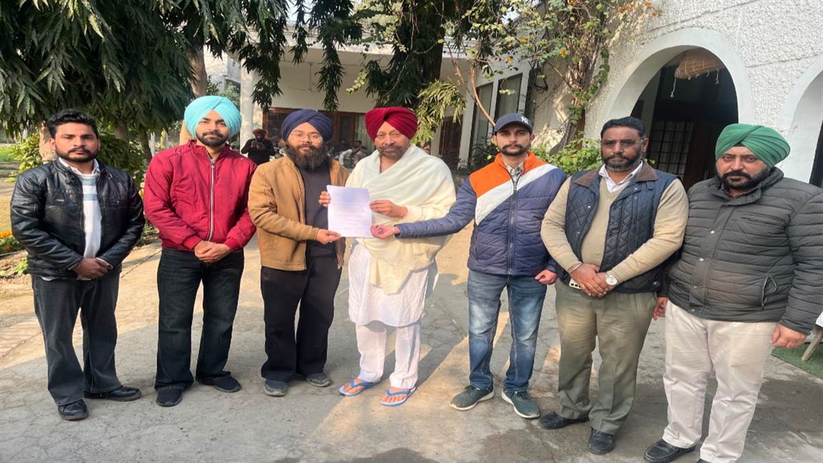 ਵਿਧਾਇਕ ਕਾਕਾ ਬਰਾੜ ਤੇ ਮੁੱਖ ਮੰਤਰੀ ਖੇਤਰੀ ਅਫ਼ਸਰ ਨੂੰ ਮੰਗ ਪੱਤਰ ਸੌਂਪਿਆ