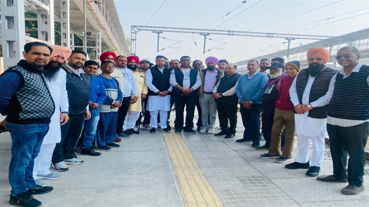 ਵੰਦੇ ਭਾਰਤ ਐਕਸਪ੍ਰੈਸ ਦਾ ਭਾਜਪਾ ਆਗੂਆਂ ਤੇ ਵਰਕਰਾਂ ਨੇ ਕੀਤਾ ਸਵਾਗਤ