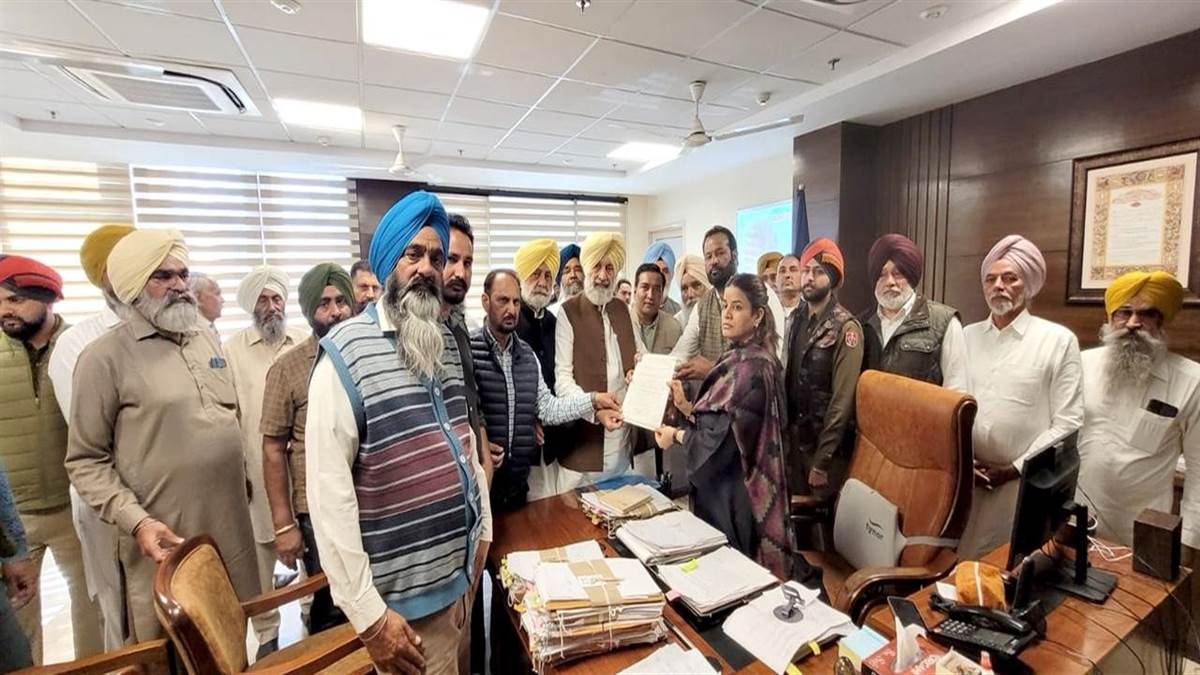 ਮੁਹਾਲੀ ਕਾਂਗਰਸ ਨੇ ਭਾਰਤ-ਅਮਰੀਕਾ ਵਪਾਰ ਸਮਝੌਤੇ ਖ਼ਿਲਾਫ਼ ਡੀਸੀ ਮੁਹਾਲੀ ਨੂੰ ਮੈਮੋਰੰਡਮ ਸੌਪਿਆ