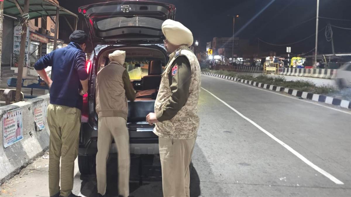 ਯੂੱਧ ਨਸ਼ਿਆਂ ਵਿਰੁੱਧ ਮੁਹਿੰਮ ਤਹਿਤ ਵਾਹਨਾਂ ਦੀ ਤਲਾਸ਼ੀ ਲਈ