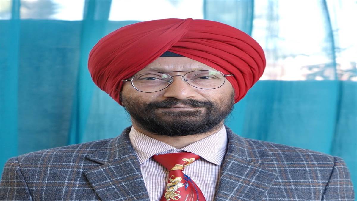 ਕਿਸਾਨ ਫ਼ਸਲ ਨੂੰ ਬਚਾਉਣ ਲਈ ਹਲਕਾ ਪਾਣੀ ਲਗਾਉਣ