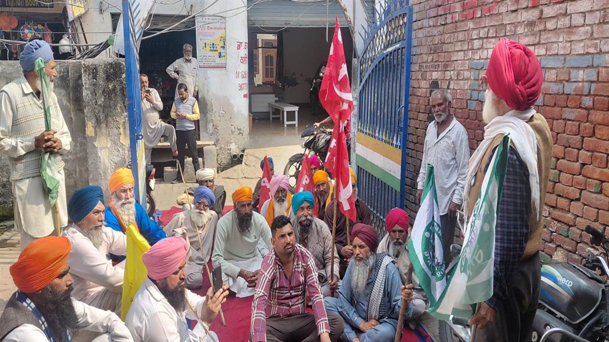 ਠੇਕੇਦਾਰ ਨੇ ਸਫਾਈ ਸੇਵਕਾਂ ਨੂੰ ਕੱਢਿਆ,  ਕਿਸਾਨ ਜਥੇਬੰਦੀਆਂ ਘੇਰਿਆ ਨਗਰ ਪੰਚਾਇਤ ਦਫਤਰ