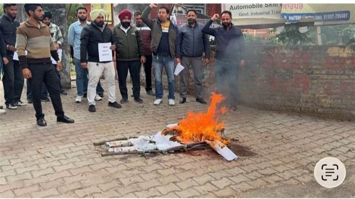 ਮੁੱਖ ਮੰਗਾਂ ਨੂੰ ਲੈ ਕੇ ਠੇਕਾ ਇੰਸਟਰਕਟਰਾਂ ਦਾ ਭੜਕਿਆ ਗੁੱਸਾ