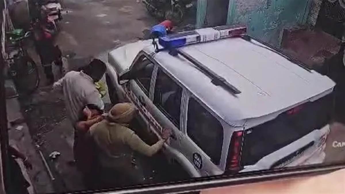 ਜਲੰਧਰ 'ਚ ਹਾਈਵੋਲਟੇਜ ਹੰਗਾਮਾ, ASI 'ਤੇ ਔਰਤ ਦੇ ਵਾਲ ਫੜ ਕੇ ਘਸੀਟਣ ਦੇ ਦੋਸ਼, ਫਿਰ ਪੁੱਤਰ ਨੇ ਜੜਿਆ ਥੱਪੜ ...