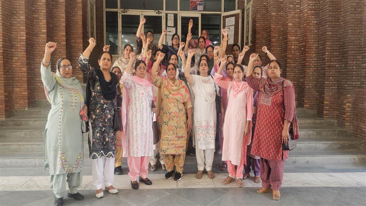 ਆਂਗਨਵਾੜੀ ਮੁਲਾਜ਼ਮ ਯੂਨੀਅਨ ਪੰਜਾਬ ਨੇ ਡੀਸੀ ਨੂੰ ਮੰਗ ਪੱਤਰ ਸੌਂਪਿਆ