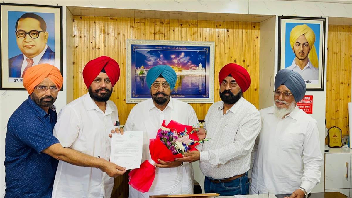 ਲੋਕਾਂ ਨੇ ਨਵੀਂ ਸੜਕ ਲਈ ਵਿਧਾਇਕ ਦਾ ਕੀਤਾ ਧੰਨਵਾਦ