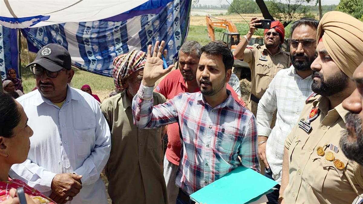 ਮੱਧੇਪੁਰ ’ਚ ਹੋ ਰਹੀ ‘ਡੀ-ਸਿਲਟਿੰਗ’ ਖਿਲਾਫ ਲੋਕਾਂ ਦਾ ਵਿਰੋਧ ਹੋਰ ਹੋਇਆ ਤੇਜ਼