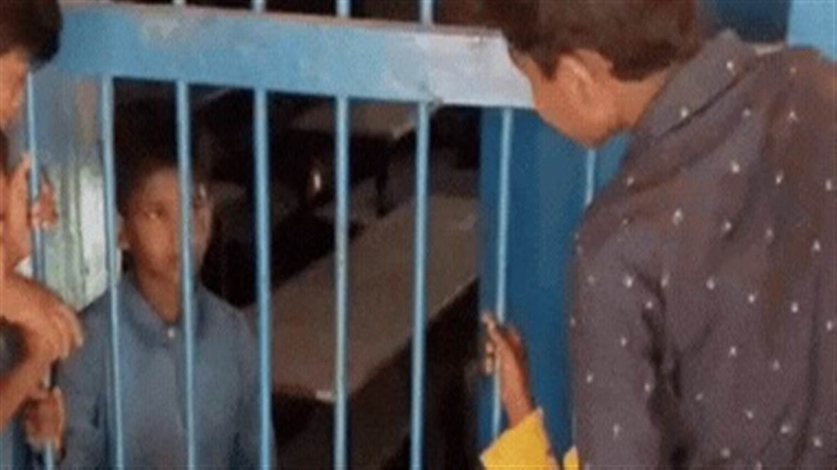 ਸਿੱਖਿਆ ਵਿਭਾਗ ਦੀ ਸ਼ਰਮਨਾਕ ਲਾਪਰਵਾਹੀ: ਜਮਾਤ 'ਚ ਸੁੱਤਾ ਰਿਹਾ ਬੱਚਾ, ਸਕੂਲ ਨੂੰ ਜਿੰਦਰਾ ਲਗਾ ਕੇ ਘਰ ਚਲੇ ਗਏ ਅਧਿਆਪਕ