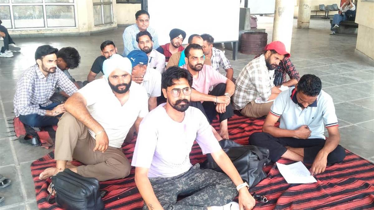 ਨੰਗਲ ਦੇ ਬੱਸ ਸਟੈਂਡ ’ਤੇ ਟਰਾਸਪੋਰਟ ਦੇ ਕਾਮਿਆ ਵੱਲੋਂ ਨਾਅਰੇਬਾਜ਼ੀ ਕਰ ਕੇ ਦਿੱਤਾ ਧਰਨਾ
