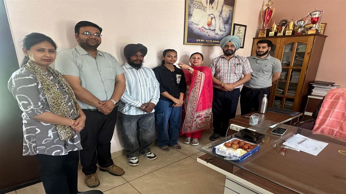 ਹੋਣਹਾਰ ਵਿਦਿਆਰਥਣ ਰਜਨੀ ਕੌਰ ਦਾ ਵਿਸ਼ੇਸ਼ ਸਨਮਾਨ