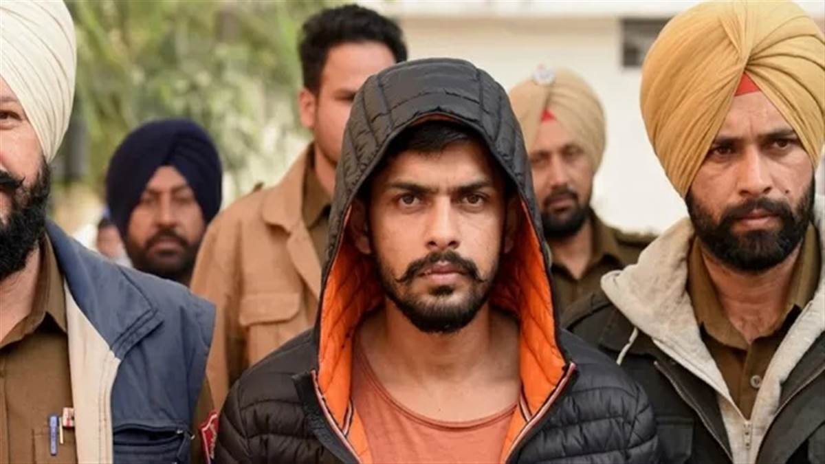 ਲਾਰੈਂਸ ਬਿਸ਼ਨੋਈ ਨੂੰ ਸਾਬਕਾ ਡੀਐਸਪੀ ਨੇ ਸਾਬਰਮਤੀ ਜੇਲ੍ਹ 'ਚ ਭੇਜਿਆ 'ਜਨਮਦਿਨ ਦਾ ਤੋਹਫ਼ਾ'; ਇੰਟਰਵਿਊ ਦੀ ਜਾਂਚ ਦੌਰਾਨ ਪੁਲਿਸ-ਗੈਂਗਸਟਰ ਗਠਜੋੜ ਦਾ ਪਰਦਾਫਾਸ਼