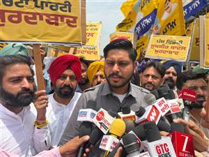 ‘ਆਪ’ ਦੀ ਸੀਨੀਅਰ ਲੀਡਰਸ਼ਿਪ ਨੇ ਸ਼੍ਰੋਮਣੀ ਅਕਾਲੀ ਦਲ ਵਿਰੁੱਧ ਕੀਤਾ ਰੋਸ ਪ੍ਰਦਰਸ਼ਨ