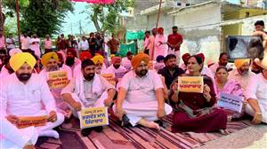 ਸਾਬਕਾ ਅਕਾਲੀ ਵਿਧਾਇਕ ਜੋਗਿੰਦਰ ਜਿੰਦੂ ਦੇ ਘਰ ਅੱਗੇ ‘ਆਪ’ ਦਾ ਰੋਸ ਪ੍ਰਦਰਸ਼ਨ