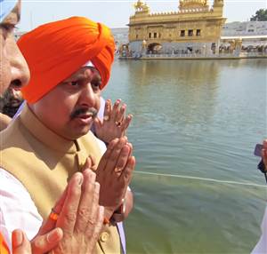 ਕੇਸਰੀ ਦਸਤਾਰ ਸਜਾ ਕੇ ਸ੍ਰੀ ਹਰਿਮੰਦਰ ਸਾਹਿਬ ਨਤਮਸਤਕ ਹੋਏ BJP ਦੇ ਕੌਮੀ ਪ੍ਰਧਾਨ ਨਿਤਿਨ ਨਬੀਨ, ਸਰਬੱਤ ਦੇ ਭਲੇ ਦੀ ਕੀਤੀ ਅਰਦਾਸ