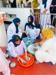 ਵਿਦਿਆਰਥਣਾਂ ਅਤੇ ਸਟਾਫ਼ ਨੇ ਕੀਤੀ ਸ੍ਰੀ ਦਰਬਾਰ ਸਾਹਿਬ ਵਿਖੇ ਸੇਵਾ