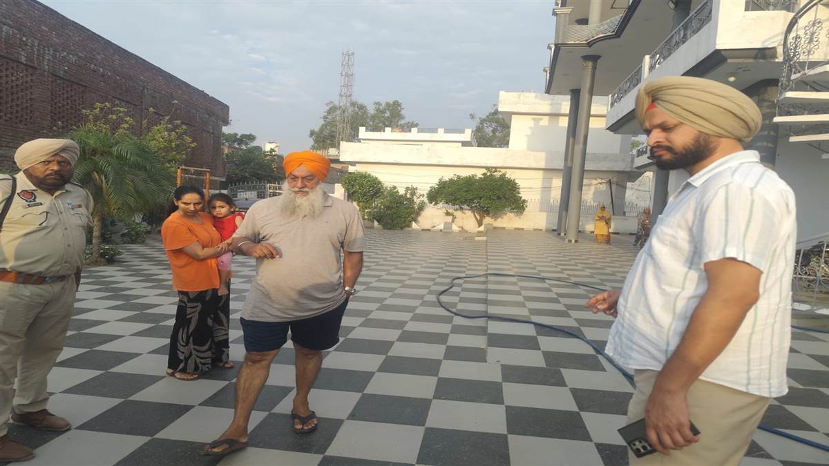 Batala News: ਘਰ ਦੇ ਵਿਹੜੇ 'ਚ ਸੈਰ ਕਰ ਰਹੇ ਸਾਬਕਾ ਸਰਪੰਚ 'ਤੇ ਅਣਪਛਾਤਿਆਂ ਨੇ ਚਲਾਈਆਂ ਗੋਲੀਆਂ,  ਡੀਐਸਪੀ ਤੇ ਐਸਐਚਓ ਮੌਕੇ ਤੇ ਪੁੱਜੇ; ਜਾਂਚ ਸ਼ੁਰੂ