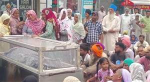 ਡਾਕਟਰ ਨਾ ਮਿਲਣ ਕਾਰਨ ਔਰਤ ਦੀ ਮੌਤ, ਭੜਕੇ ਲੋਕਾਂ ਨੇ ਲਾਸ਼ ਸੜਕ 'ਤੇ ਰੱਖਕੇ ਲਾਇਆ ਜਾਮ