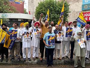 ਨੌਜਵਾਨਾਂ ਦੇ ਹੱਕਾਂ ਲਈ ਸੜਕਾਂ ’ਤੇ ਉਤਰੀ ‘ਆਪ’, ਵਾਂਗਚੁਕ ਦੇ ਹੱਕ ’ਚ ਕੀਤਾ ਰੋਸ ਮੁਜ਼ਾਹਰਾ