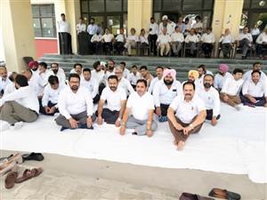 ‘ਨੋ ਵਰਕ ਡੇ’ ਦੇ ਨਾਲ ਲੜੀਵਾਰ ਭੁੱਖ ਹੜਤਾਲ ਸ਼ੁਰੂ, ਅਦਾਲਤੀ ਕੰਮਕਾਜ ਦਾ ਪੂਰਨ ਬਾਈਕਾਟ