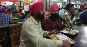 PGI 'ਚ ਕੈਂਟੀਨ ਮਾਫੀਆ ਬੇਲਗਾਮ ! ਤੈਅ ਕੀਮਤ ਤੋਂ ਮਹਿੰਗੇ ਭਾਅ ਵੇਚ ਰਹੇ ਖਾਣ-ਪੀਣ ਦਾ ਸਾਮਾਨ, ਮਰੀਜ਼ਾਂ ਤੇ ਤਿਮਾਰਦਾਰਾਂ 'ਤੇ ਪੈ ਰਹੀ ਮਾਰ