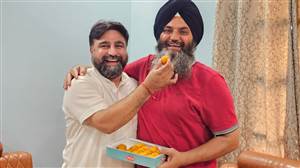 ਨਵ ਨਿਯੁਕਤ ਪ੍ਰਧਾਨ ਚੇਤਨ ਸੂਰੀ ਸਾਬਕਾ ਜ਼ਿਲ੍ਹਾ ਪ੍ਰਧਾਨ ਖੋਜੇਵਾਲ ਦੇ ਘਰ ਪਹੁੰਚੇ