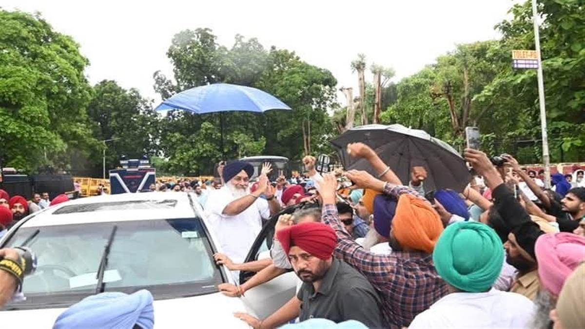 ਸਾਥੀਆਂ  ਸਮੇਤ SIT ਸਾਹਮਣੇ ਪੇਸ਼ ਹੋਣ ਲਈ ਪੁੱਜੇ ਸੁਖਬੀਰ ਬਾਦਲ, ਕਿਹਾ- ਕਾਨੂੰਨ ਦੀ ਕਰਦਾ ਰਹਾਂਗਾ ਪਾਲਣ