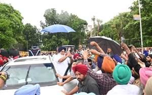SIT ਸਾਹਮਣੇ ਪੇਸ਼ ਹੋਏ ਸੁਖਬੀਰ ਬਾਦਲ, ਕਰੀਬ ਦੋ ਘੰਟੇ ਹੋਈ ਪੁੱਛਗਿੱਛ; ਕਿਹਾ- ਅਕਾਲੀ ਦਲ ਨਾ ਡਰੇਗਾ ਤੇ ਨਾ ਹੀ ਦੱਬੇਗਾ