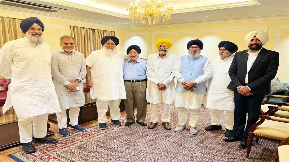 SIT ਅੱਗੇ ਪੇਸ਼ ਹੋਣ ਤੋਂ ਪਹਿਲਾਂ ਸ਼੍ਰੋਮਣੀ ਅਕਾਲੀ ਦਲ ਦੇ ਸੀਨੀਅਰ ਆਗੂਆਂ ਨੂੰ ਮਿਲੇ ਸੁਖਬੀਰ ਬਾਦਲ, ਕਿਹਾ- ਸੰਮਨਾਂ ਤੋਂ ਡਰਨ ਵਾਲਾ ਨਹੀਂ
