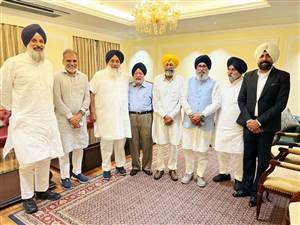 SIT ਅੱਗੇ ਪੇਸ਼ ਹੋਣ ਤੋਂ ਪਹਿਲਾਂ ਸ਼੍ਰੋਮਣੀ ਅਕਾਲੀ ਦਲ ਦੇ ਸੀਨੀਅਰ ਆਗੂਆਂ ਨੂੰ ਮਿਲੇ ਸੁਖਬੀਰ ਬਾਦਲ, ਕਿਹਾ- ਸੰਮਨਾਂ ਤੋਂ ਡਰਨ ਵਾਲਾ ਨਹੀਂ