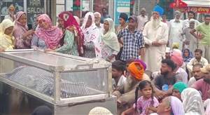 ਡਾਕਟਰ ਨਾ ਮਿਲਣ ਕਾਰਨ ਔਰਤ ਦੀ ਮੌਤ, ਭੜਕੇ ਲੋਕਾਂ ਨੇ ਲਾਸ਼ ਸੜਕ ’ਤੇ ਰੱਖ ਕੇ ਲਾਇਆ ਜਾਮ