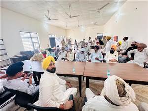 ਕੋਟਲੀ ਖੁਰਦ ਦੀ ਸੱਥ ’ਚ ਬਜ਼ੁਰਗਾਂ ਨੂੰ ਮਿਲੇ ਭੁਪਿੰਦਰ ਸਿੰਘ ਗੋਰਾ