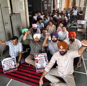 ਫੂਡ ਇੰਸਪੈਕਟਰਾਂ ਤੇ ਸਹਾਇਕ ਅਫ਼ਸਰਾਂ ਵੱਲੋਂ ਜ਼ਿਲ੍ਹਾ ਪੱਧਰੀ ਧਰਨਾ