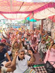 ਆਦਰਸ਼ ਸਕੂਲ ਅਧਿਆਪਕਾਂ ਨੇ ਡੀਸੀ ਦਫਤਰ ਅੱਗੇ ਲਾਇਆ ਧਰਨਾ