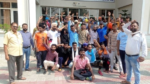 ਨੌਜਵਾਨਾਂ ਨੇ ਡੀਸੀ ਦਫ਼ਤਰ ਘੇਰਿਆ, ਨਾਅਰੇਬਾਜ਼ੀ