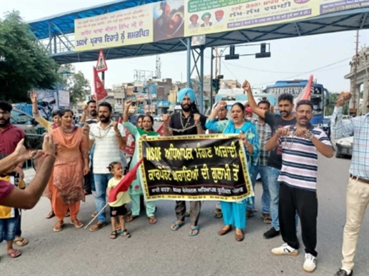 ਅਧਿਆਪਕਾਂ ਨੇ ਸੰਗਲ ਪਹਿਨ ਕੇ ਕੀਤਾ ਰੋਸ ਮੁਜ਼ਾਹਰਾ