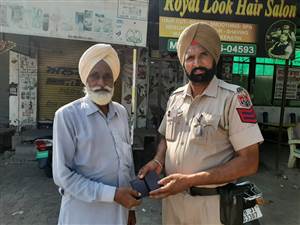 ਸੁਖਪਾਲ ਸਿੰਘ ਨੇ ਗੁੰਮਿਆ ਪਰਸ ਲੱਭ ਕੇ ਮਾਲਕ ਨੂੰ ਕੀਤਾ ਵਾਪਸ