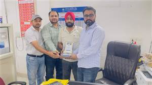 ਬੈਂਕ ਨੇ ਚੰਗੇ ਤੇ ਪੁਰਾਣੇ ਗਾਹਕਾਂ ਨੂੰ ਯਾਦਗਿਰੀ ਚਿੰਨ੍ਹ ਭੇਟ ਕੀਤੇ